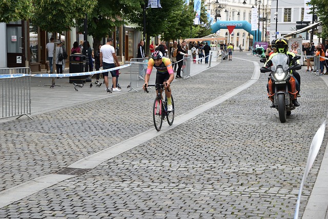 黃蜂主帥表示三球在防守端肩負起了責任 對我們的球隊幫助甚大.